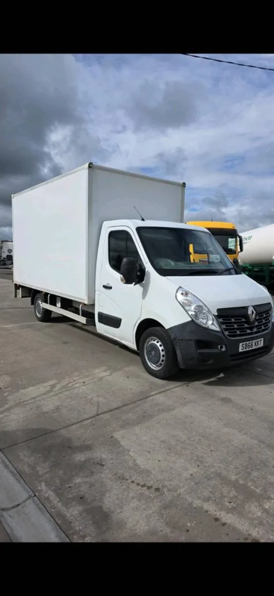 Renault box van with taillift - Image 3