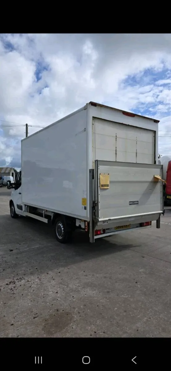 Renault box van with taillift - Image 4