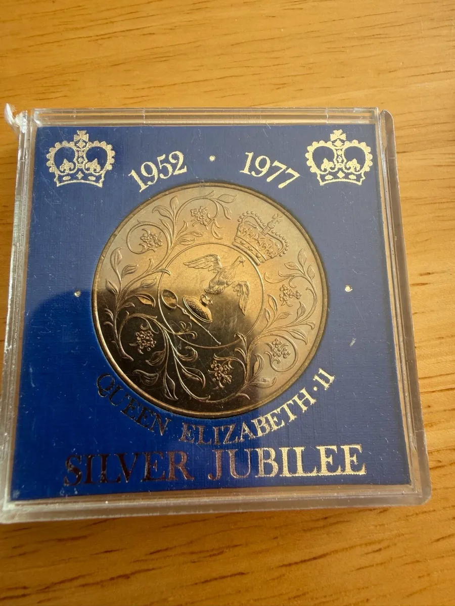 1977 UK Queen Elizabeth II Silver Jubilee Crowns - Image 2