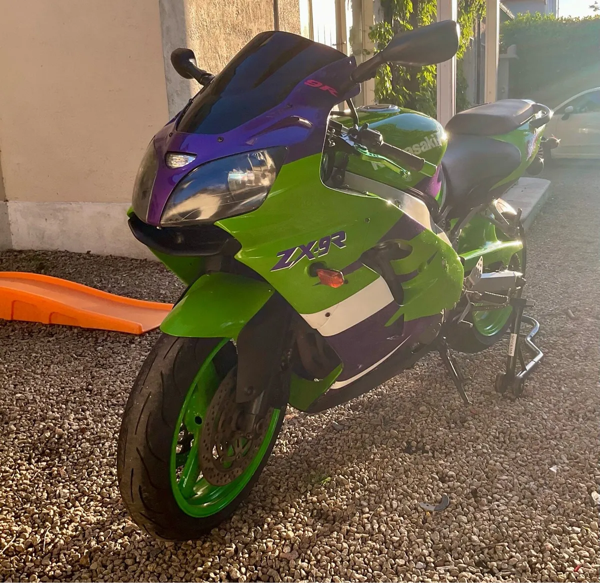 Kawasaki ZX9R 2002 - Image 1