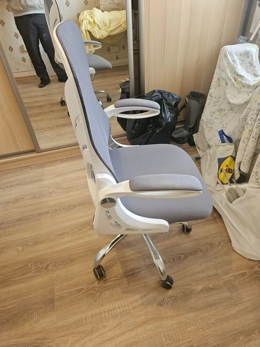 Office table and chair - Image 2