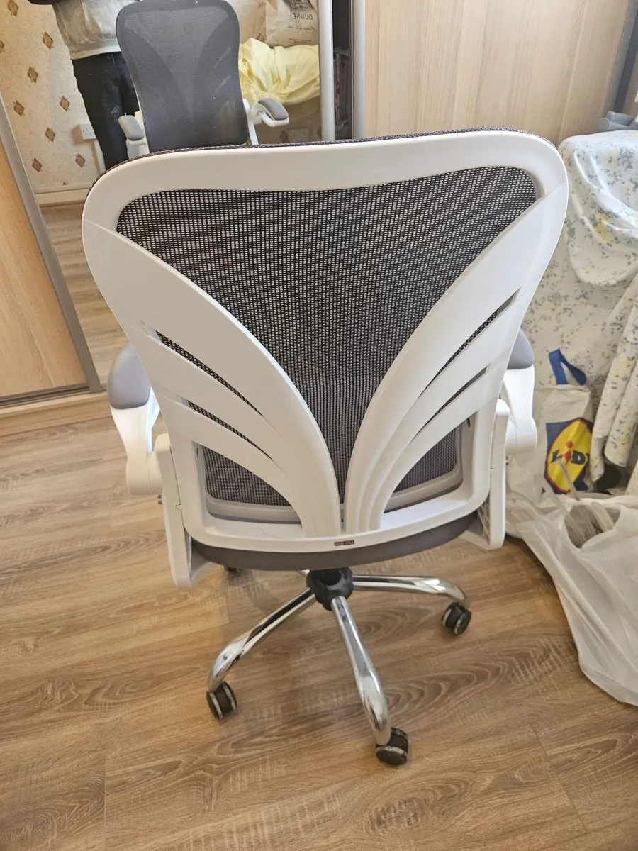 Office table and chair - Image 3