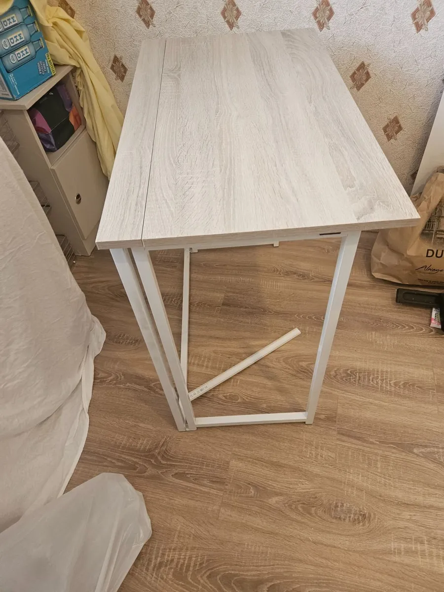 Office table and chair - Image 4