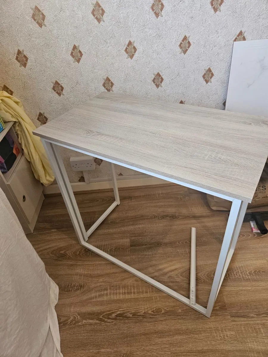 Office table and chair - Image 1