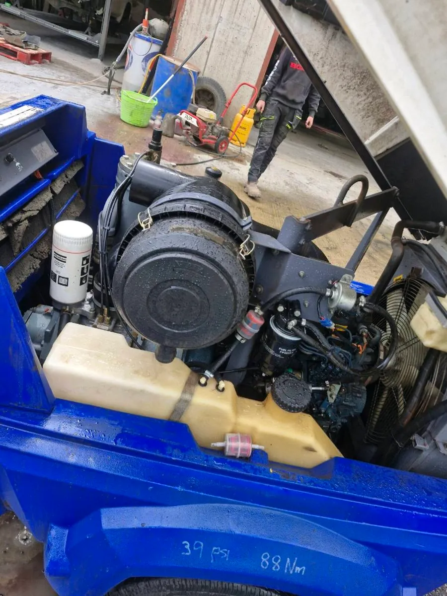 130cfm road compressor - Image 4