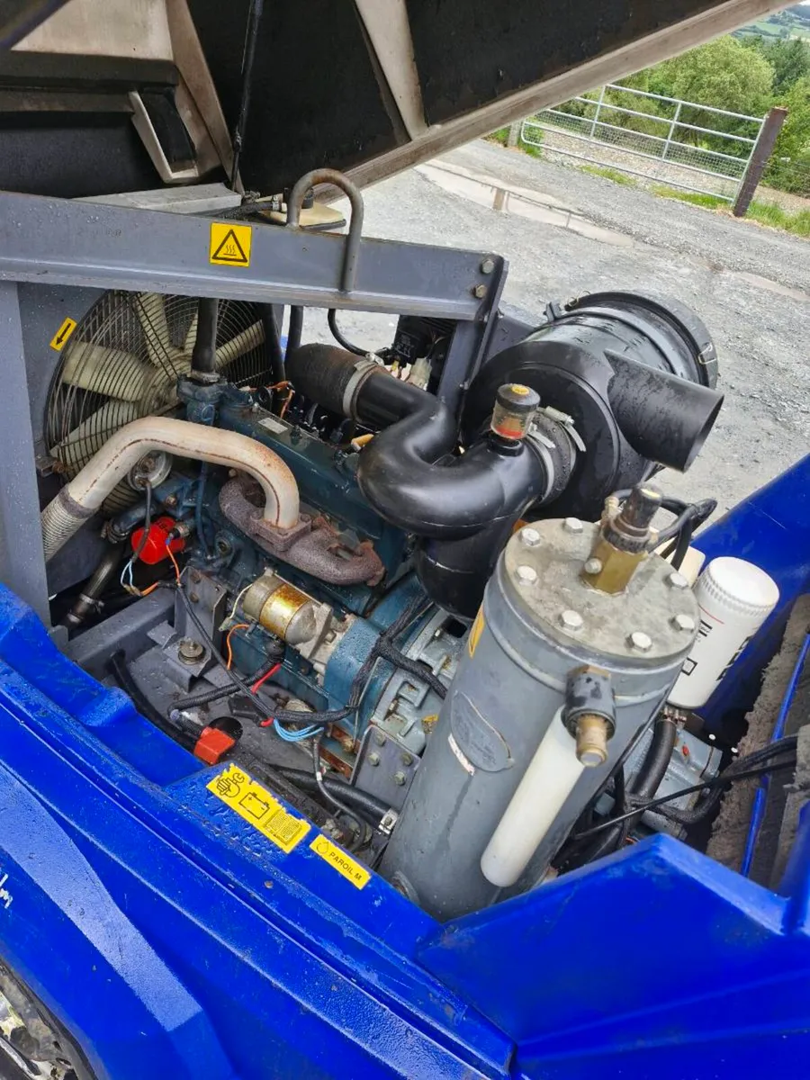 130cfm road compressor - Image 3