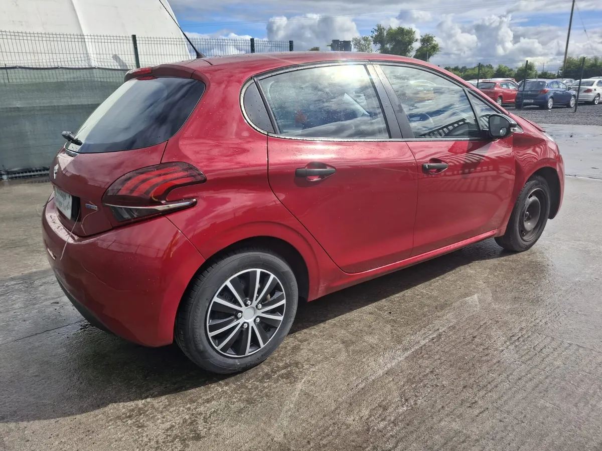 172 Peugeot 208  1.2 petrol - Image 3