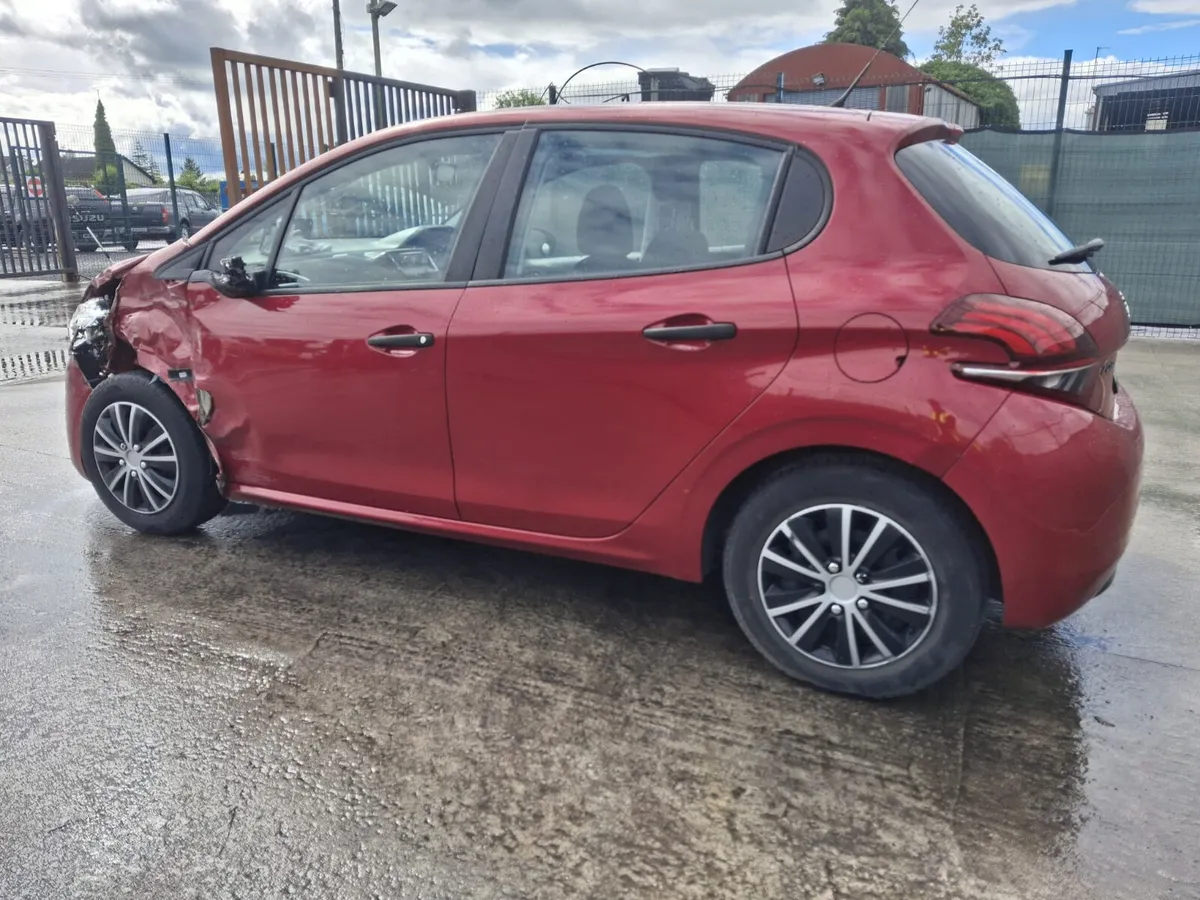 172 Peugeot 208  1.2 petrol - Image 2