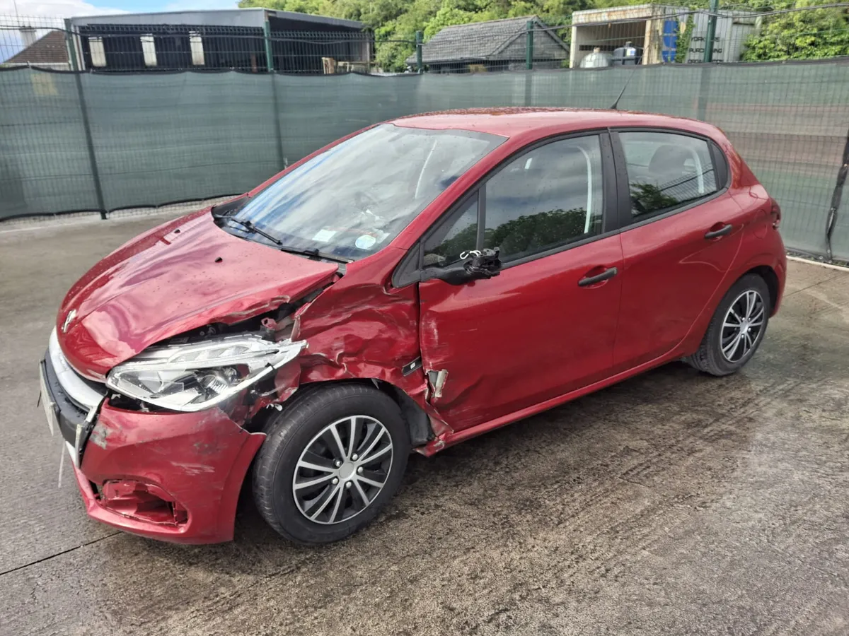 172 Peugeot 208  1.2 petrol - Image 2