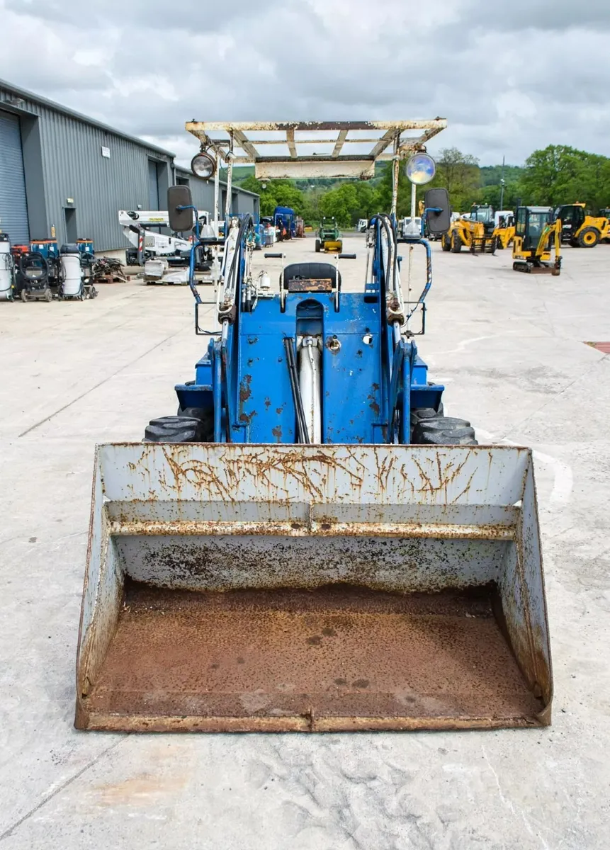 Komatsu SK07 diesel skid steer loader - Image 3