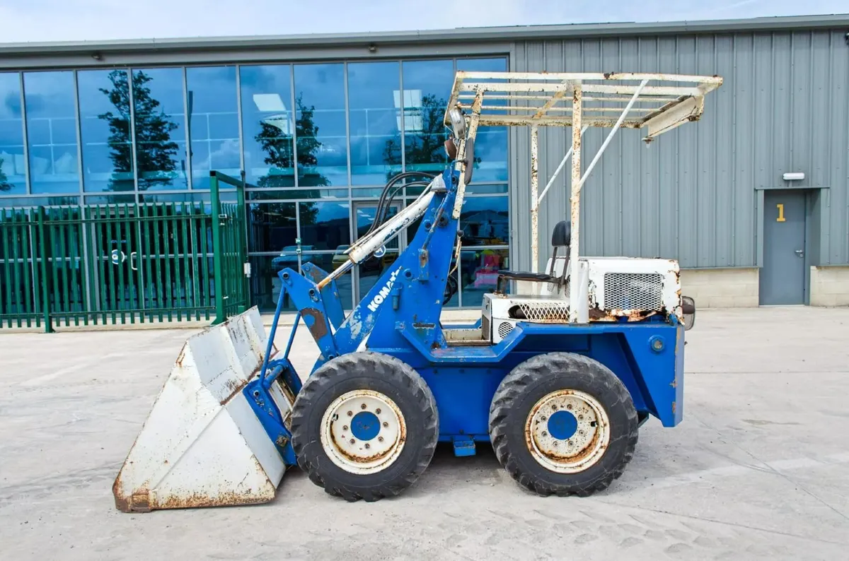 Komatsu SK07 diesel skid steer loader - Image 2