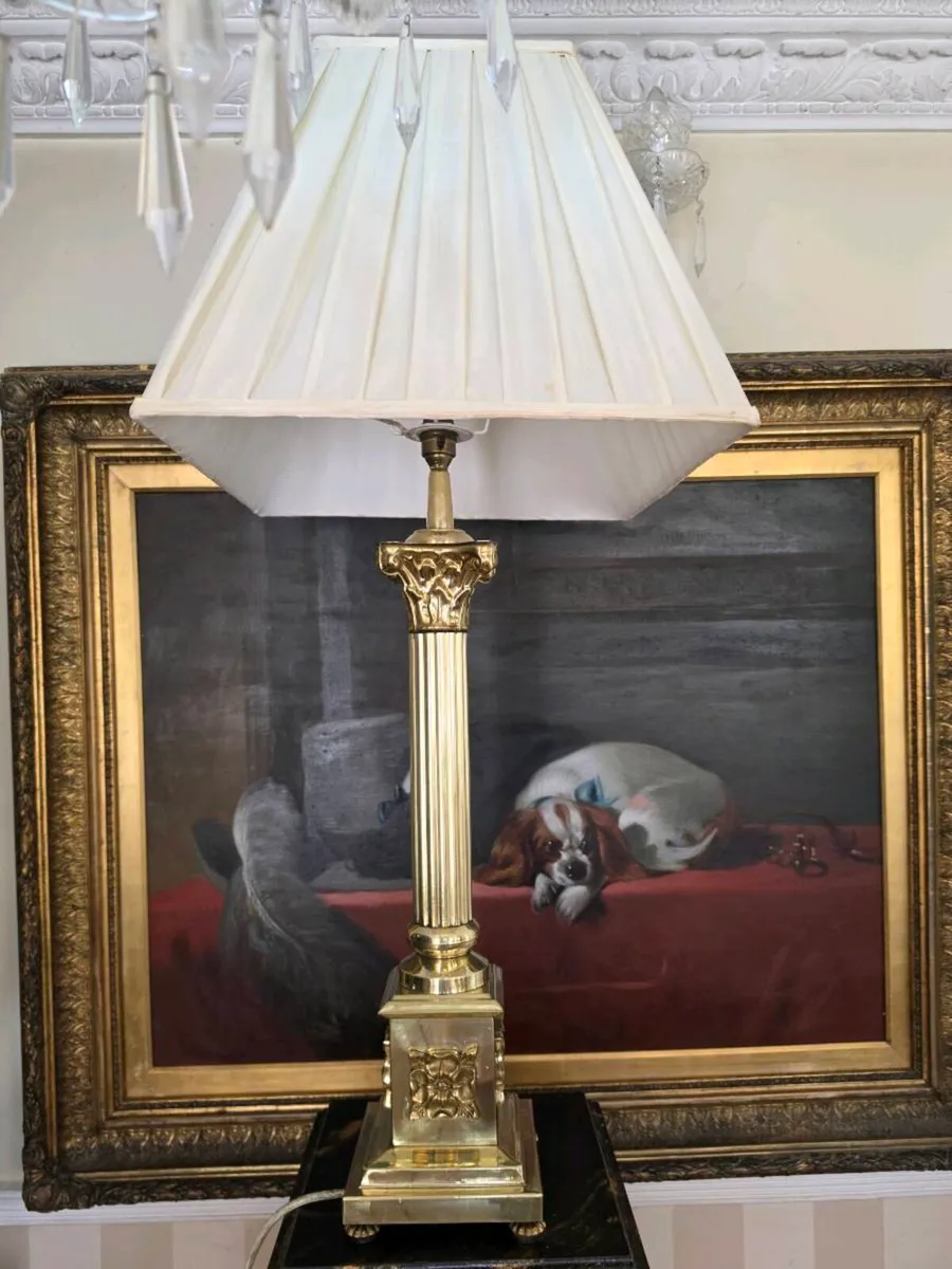 Tall vintage brass Corinthian lamp - Image 3