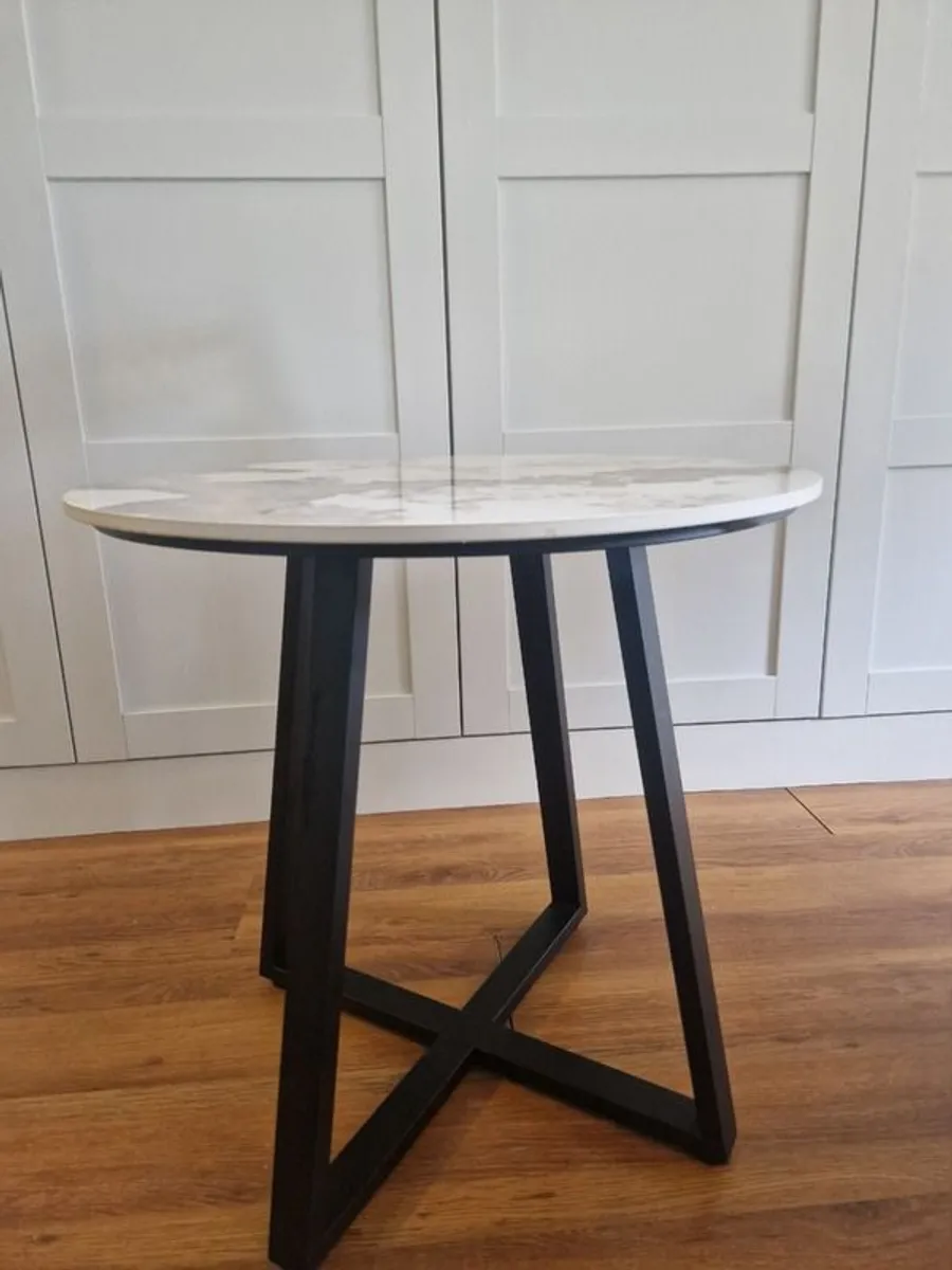 Side tables x 2 80 euro - Image 2