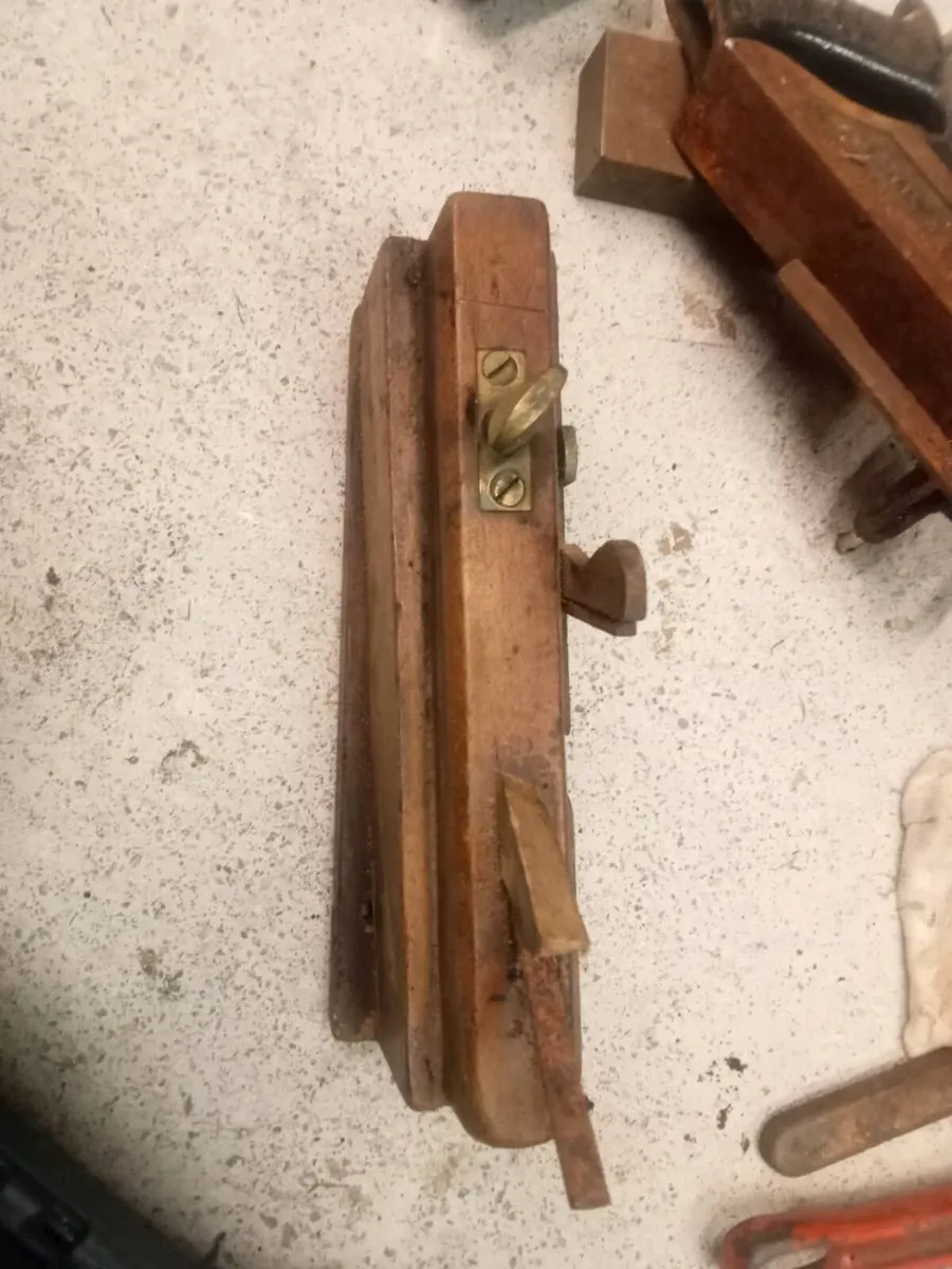 Selection of old wood planes and a level - Image 2