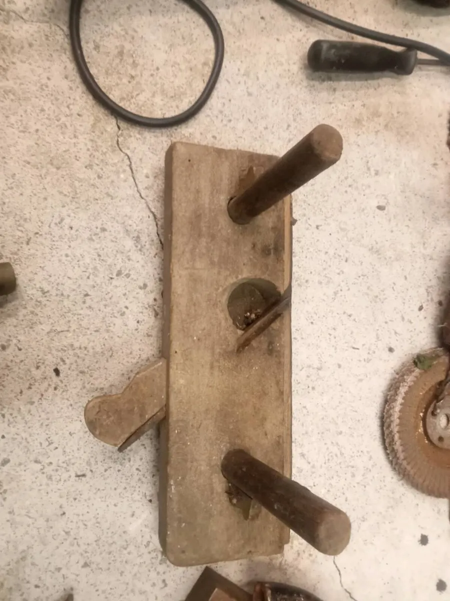 Selection of old wood planes and a level - Image 3