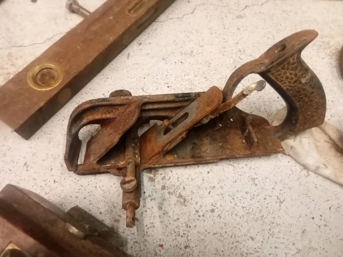 Selection of old wood planes and a level - Image 4