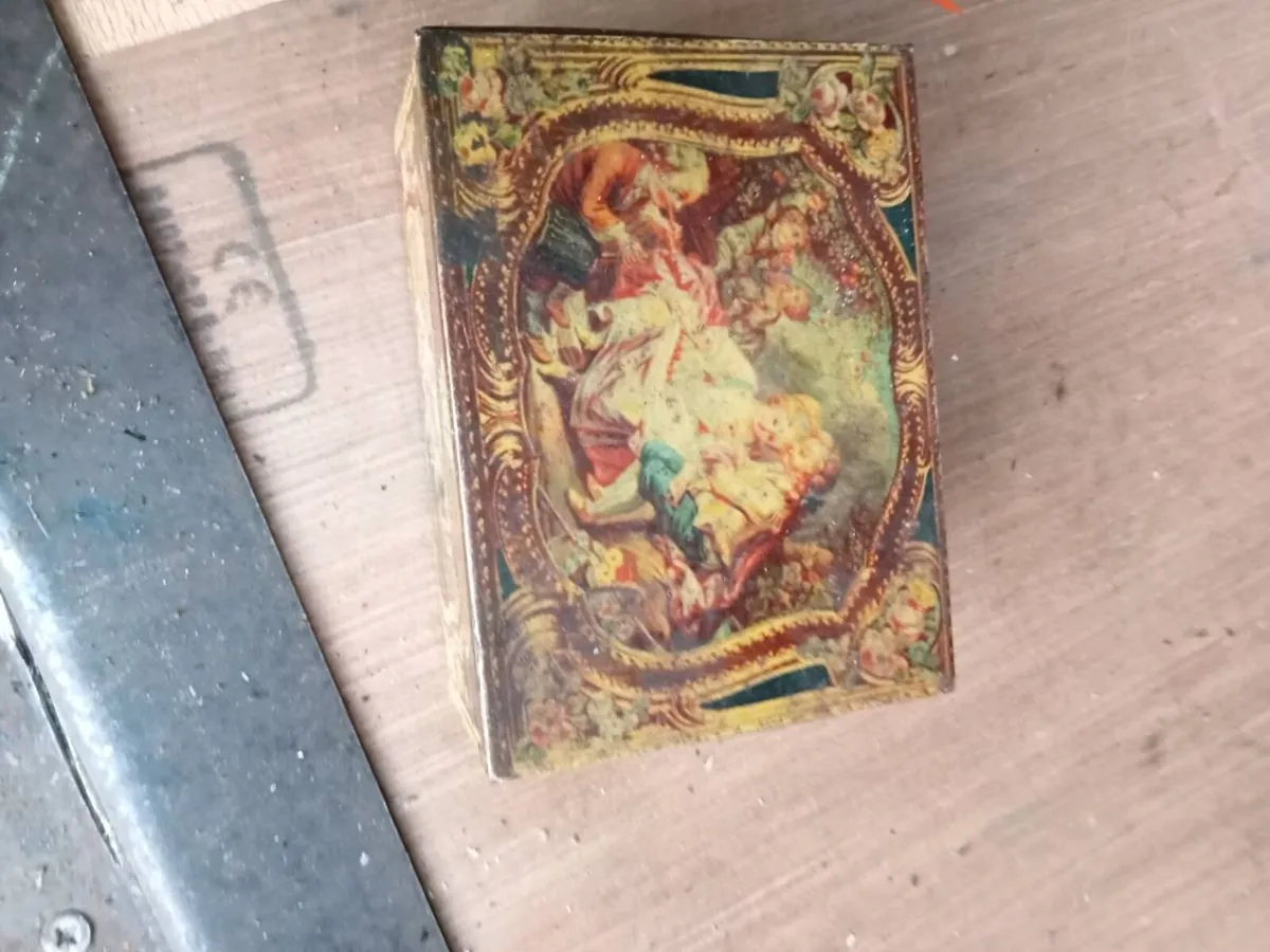Selection of old biscuit tins - Image 1