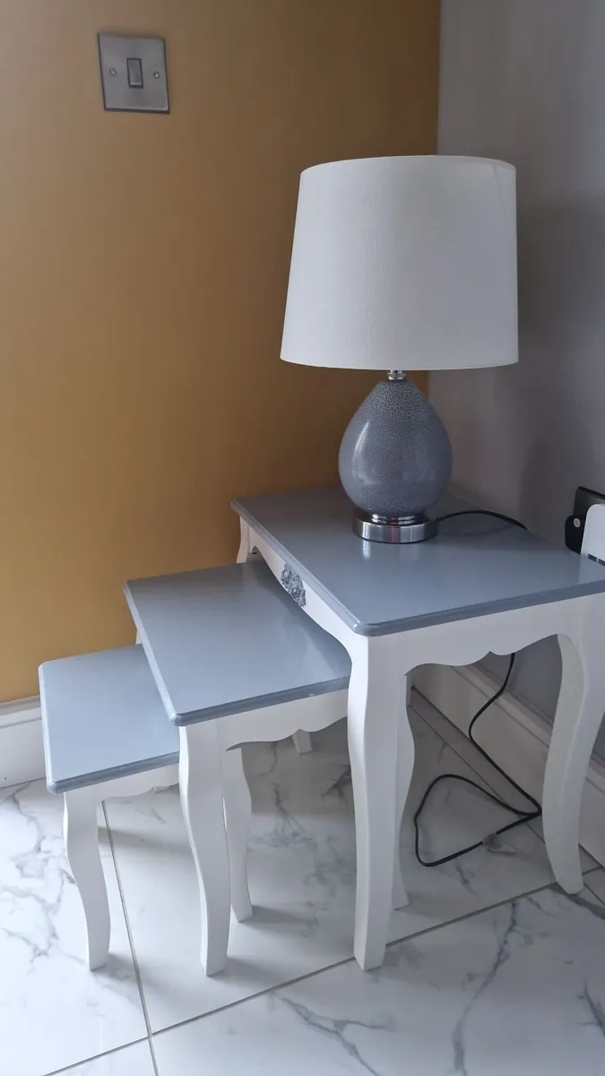 Chest of tables with lamp - Image 1
