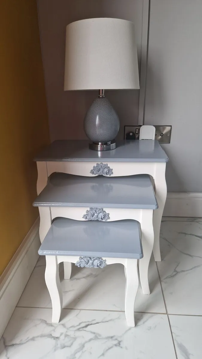 Chest of tables with lamp - Image 2
