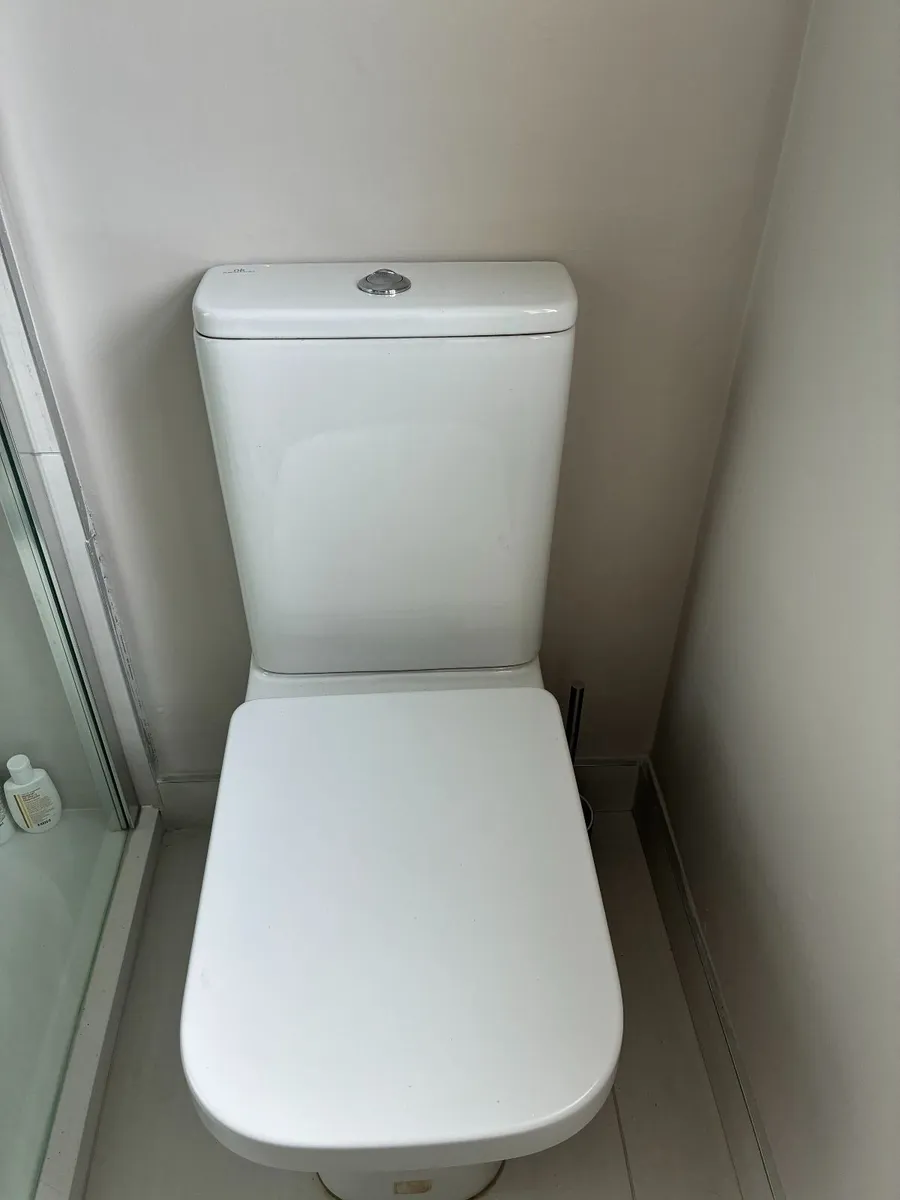 Noken Porcelanosa Toilet with Soft Close Seat - Image 1