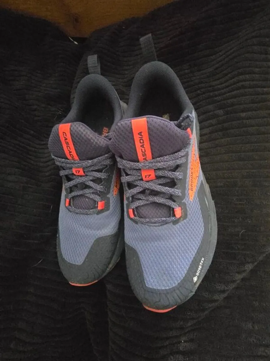 Brooks Cascadia Runners size 5. Worn twice.