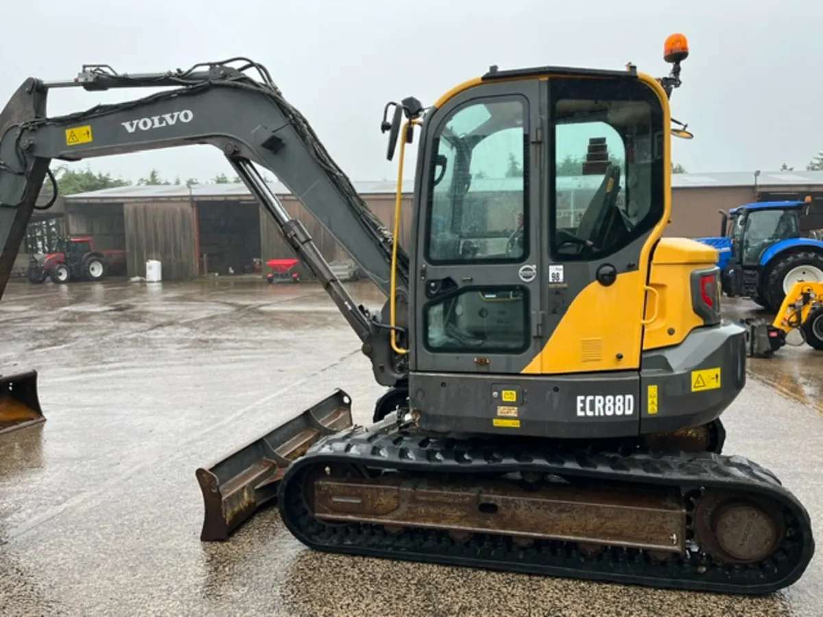2015 Volvo ECR 88D Excavator - Image 3