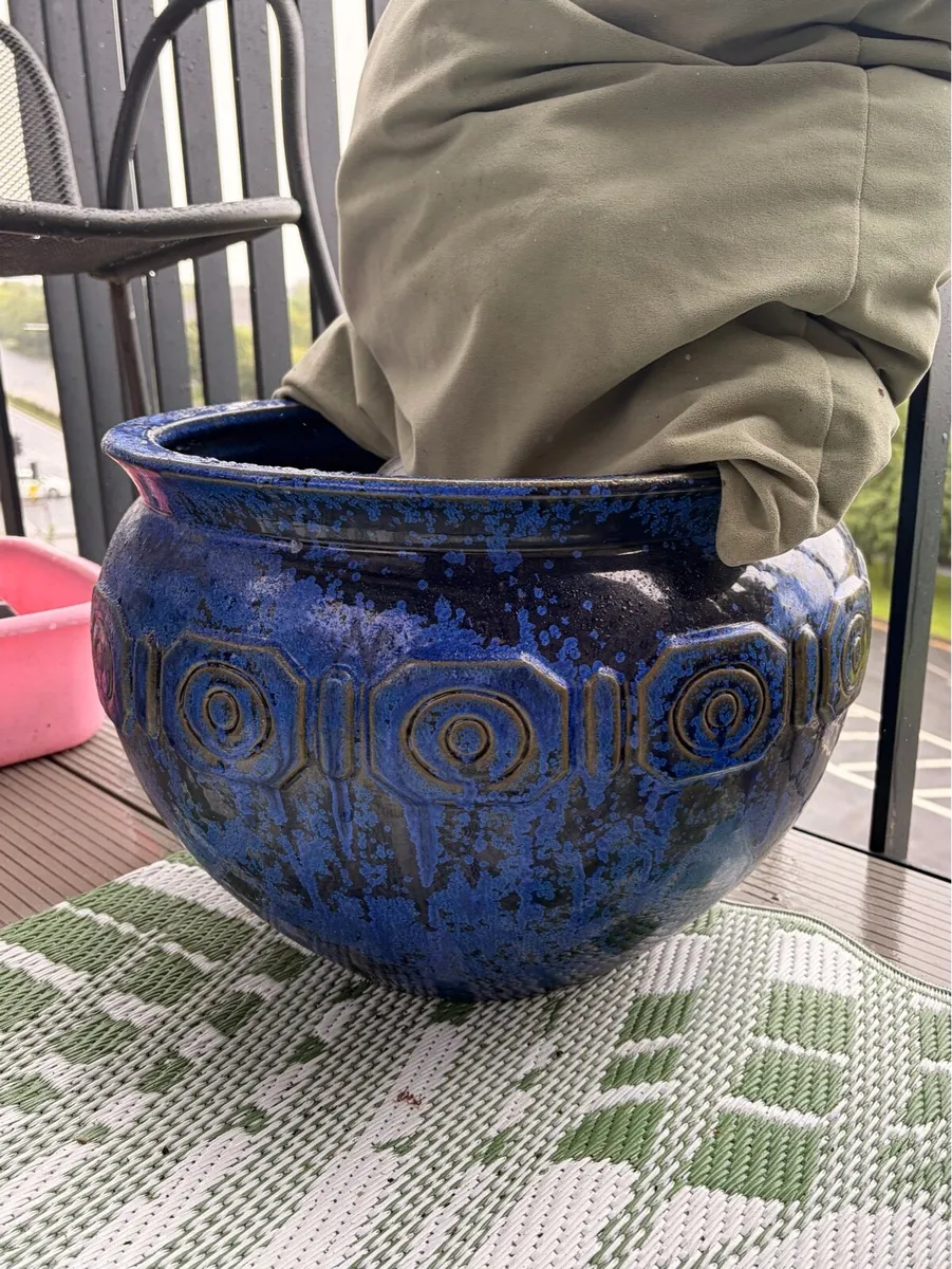 Two big blue ceramic garden pots - Image 1
