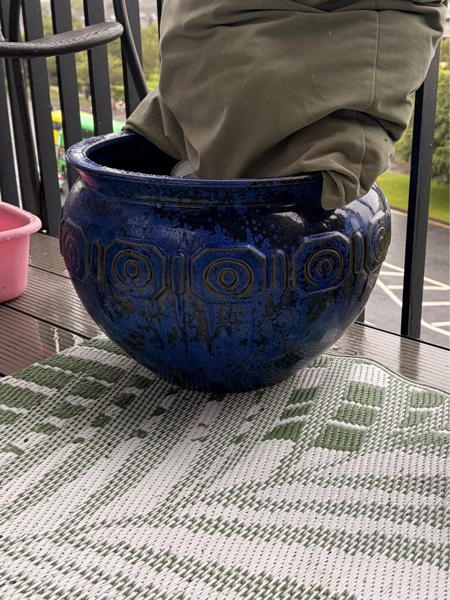 Two big blue ceramic garden pots - Image 2
