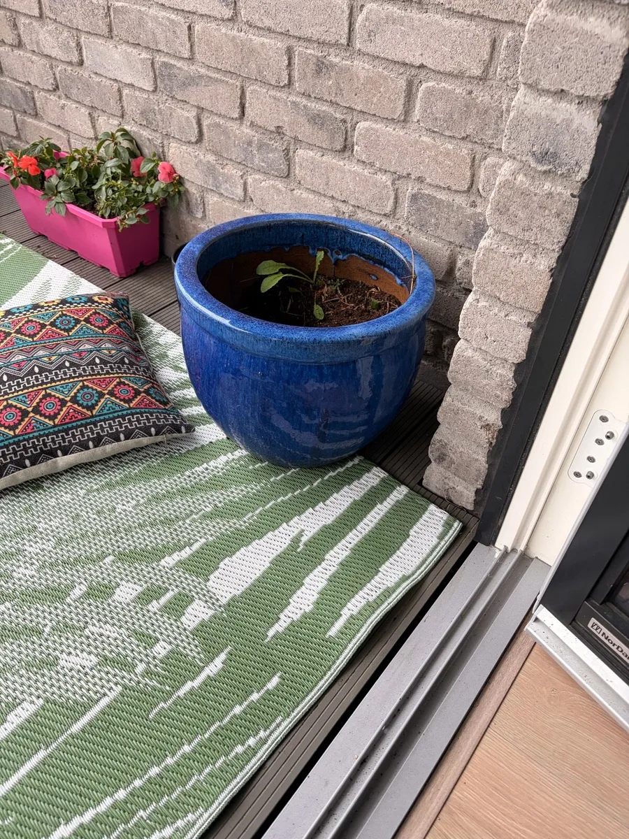 Two big blue ceramic garden pots - Image 3