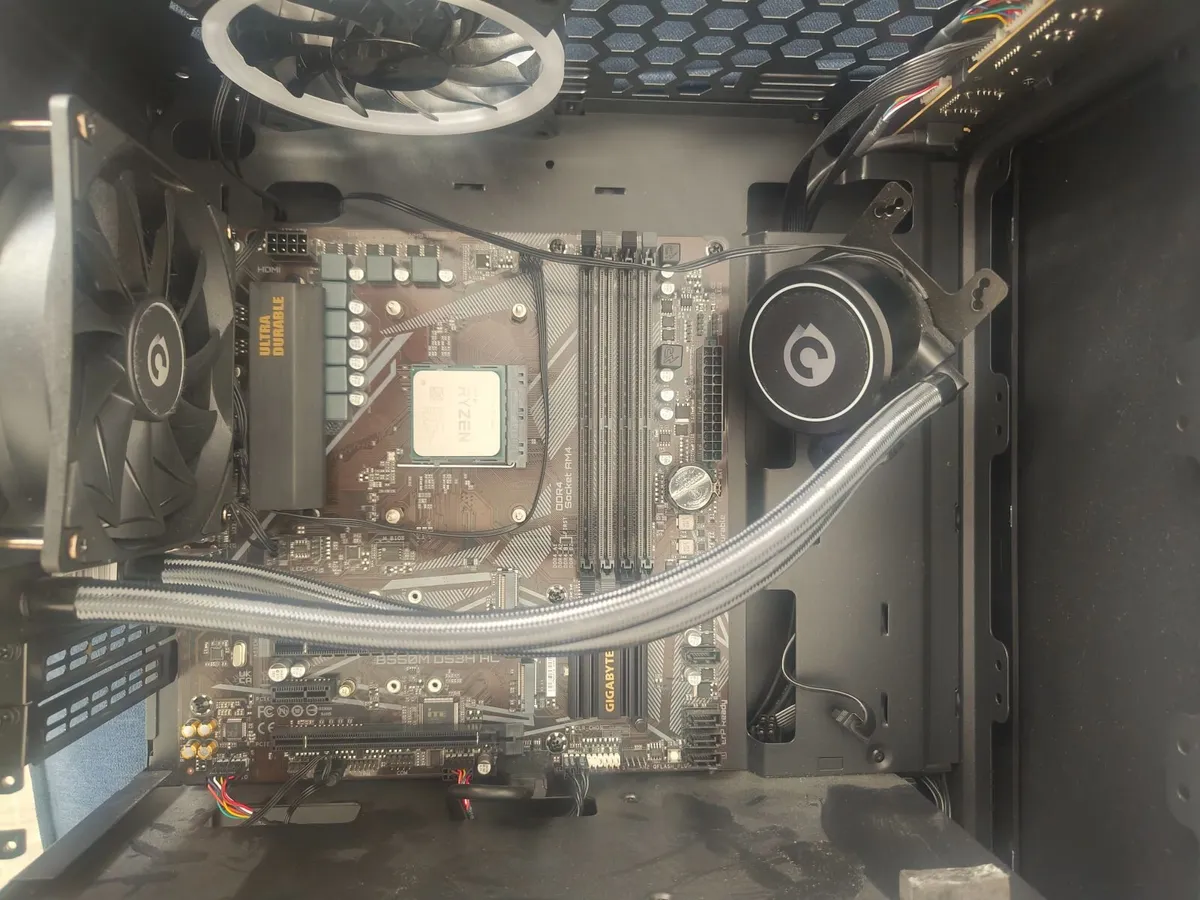 GAMING  TOWER WITH RYZEN 7 - Image 3