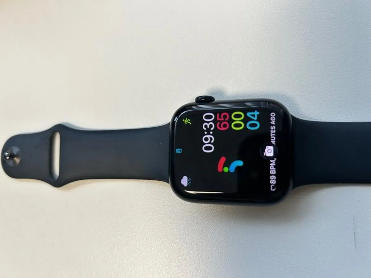 Apple Watch 8 45 mm GPS with charger (84% Battery Health) - Image 2