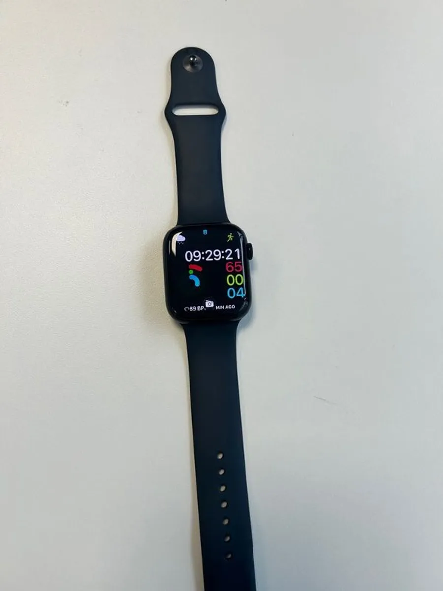 Apple Watch 8 45 mm GPS with charger (84% Battery Health) - Image 3