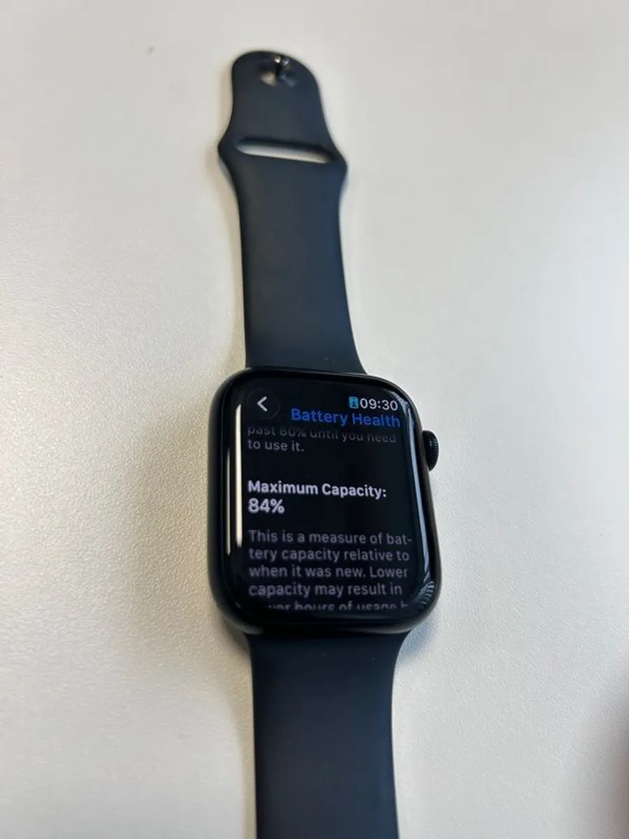 Apple Watch 8 45 mm GPS with charger (84% Battery Health) - Image 4