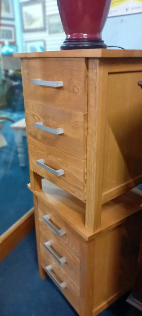 Pair Of Solid Oak Bedside Lockers - Image 2