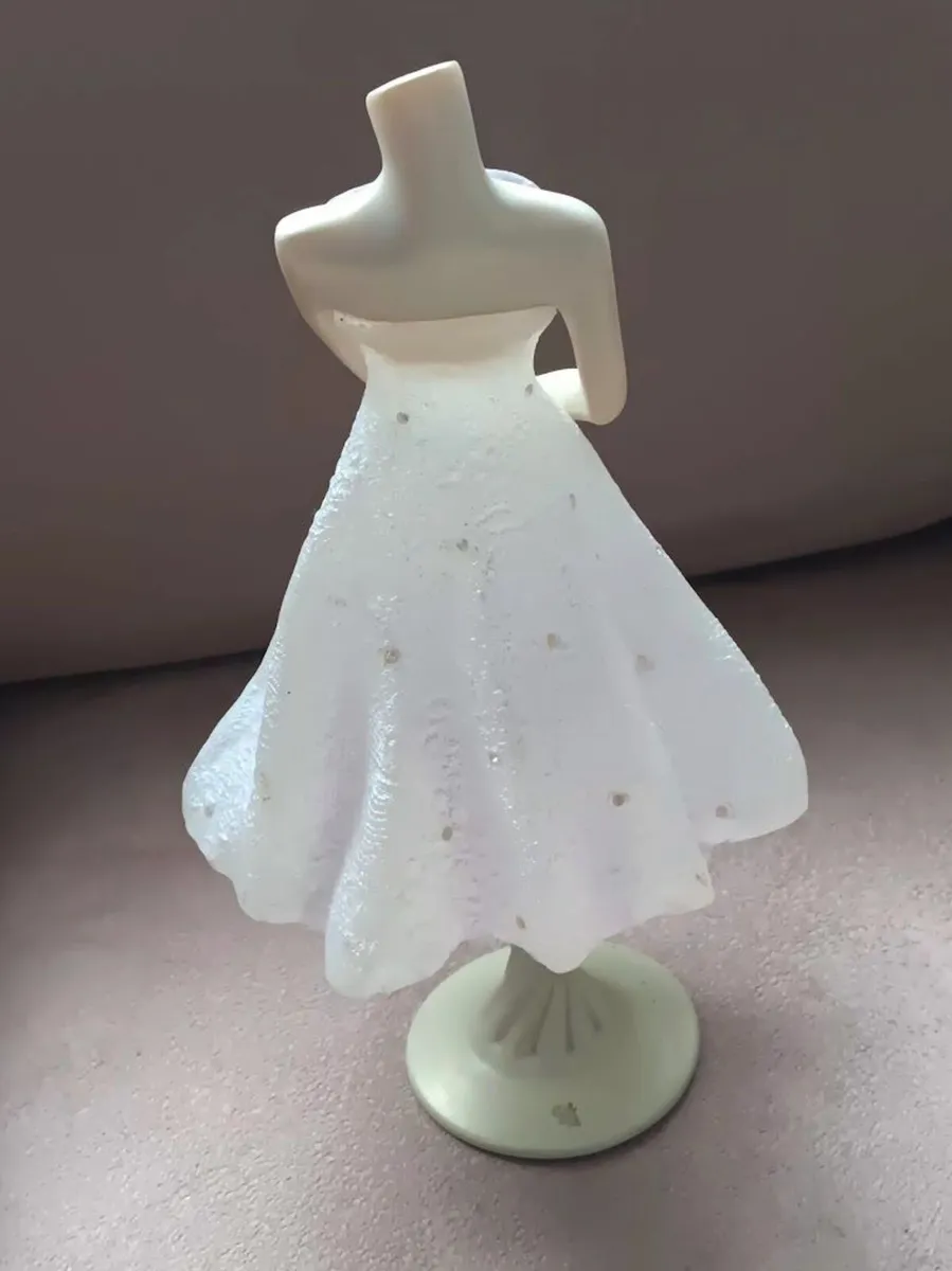 Vintage "The Latest Thing" Collectable Figurine - Image 2