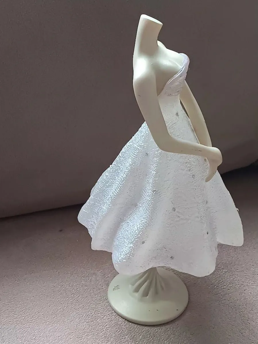 Vintage "The Latest Thing" Collectable Figurine - Image 4