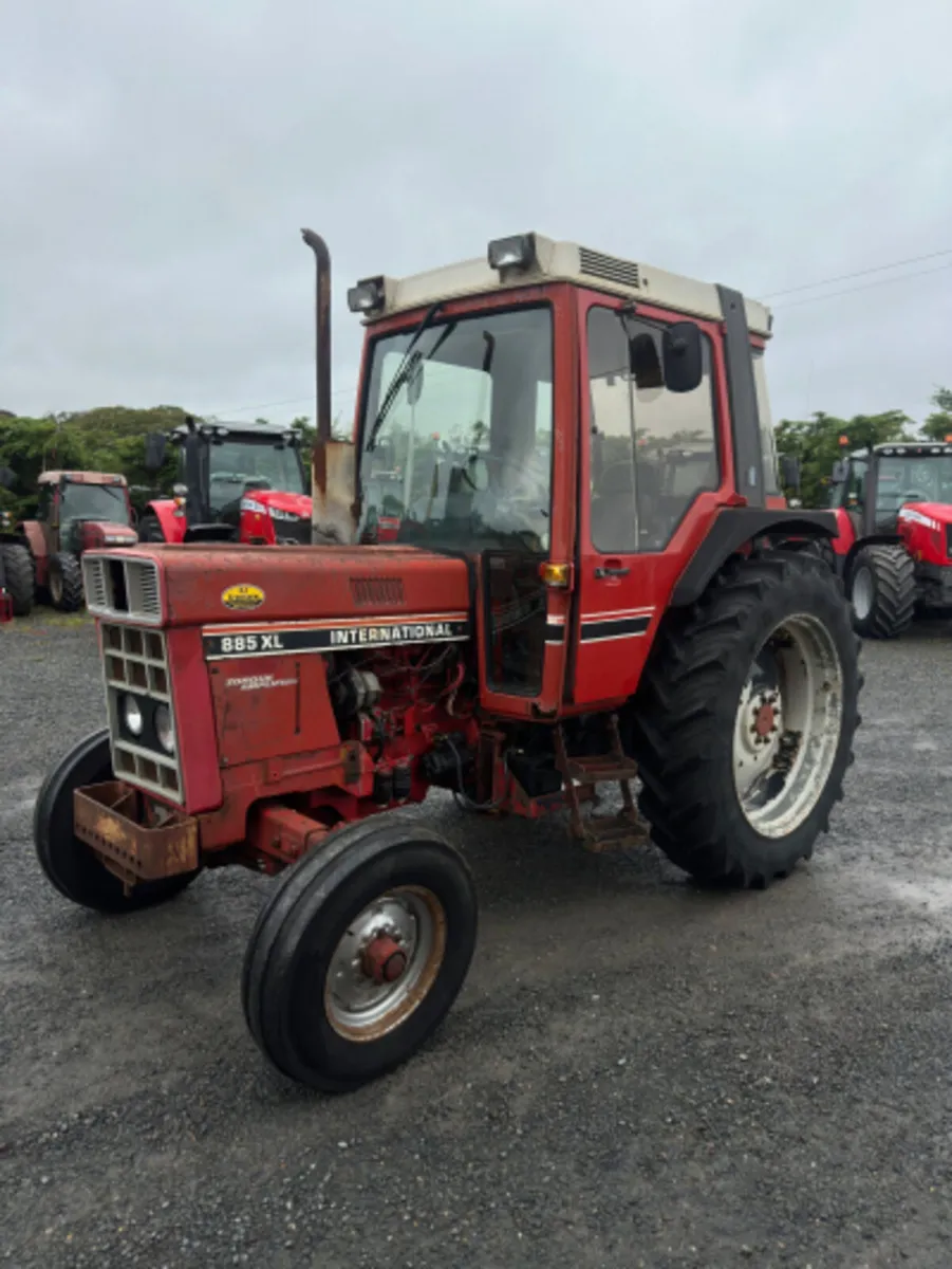 International 885 - Image 2