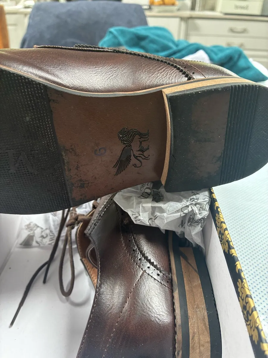 Boys shoes worn once - Image 1