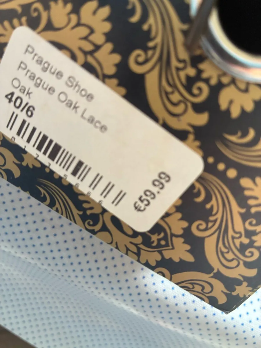 Boys shoes worn once - Image 3