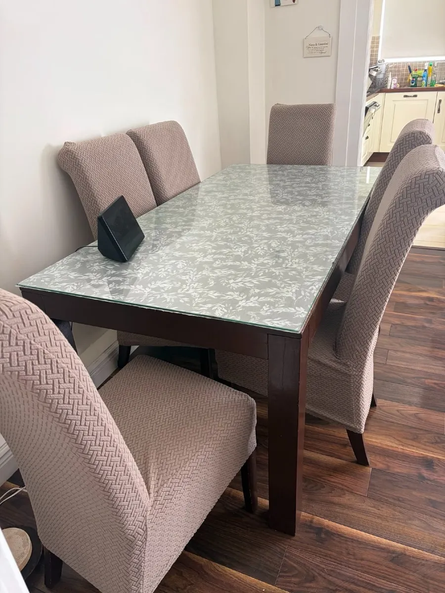 Table and 6 chairs - Image 1