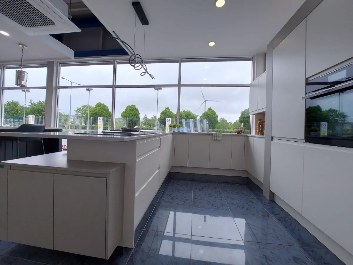 Kitchen showroom display - Image 3