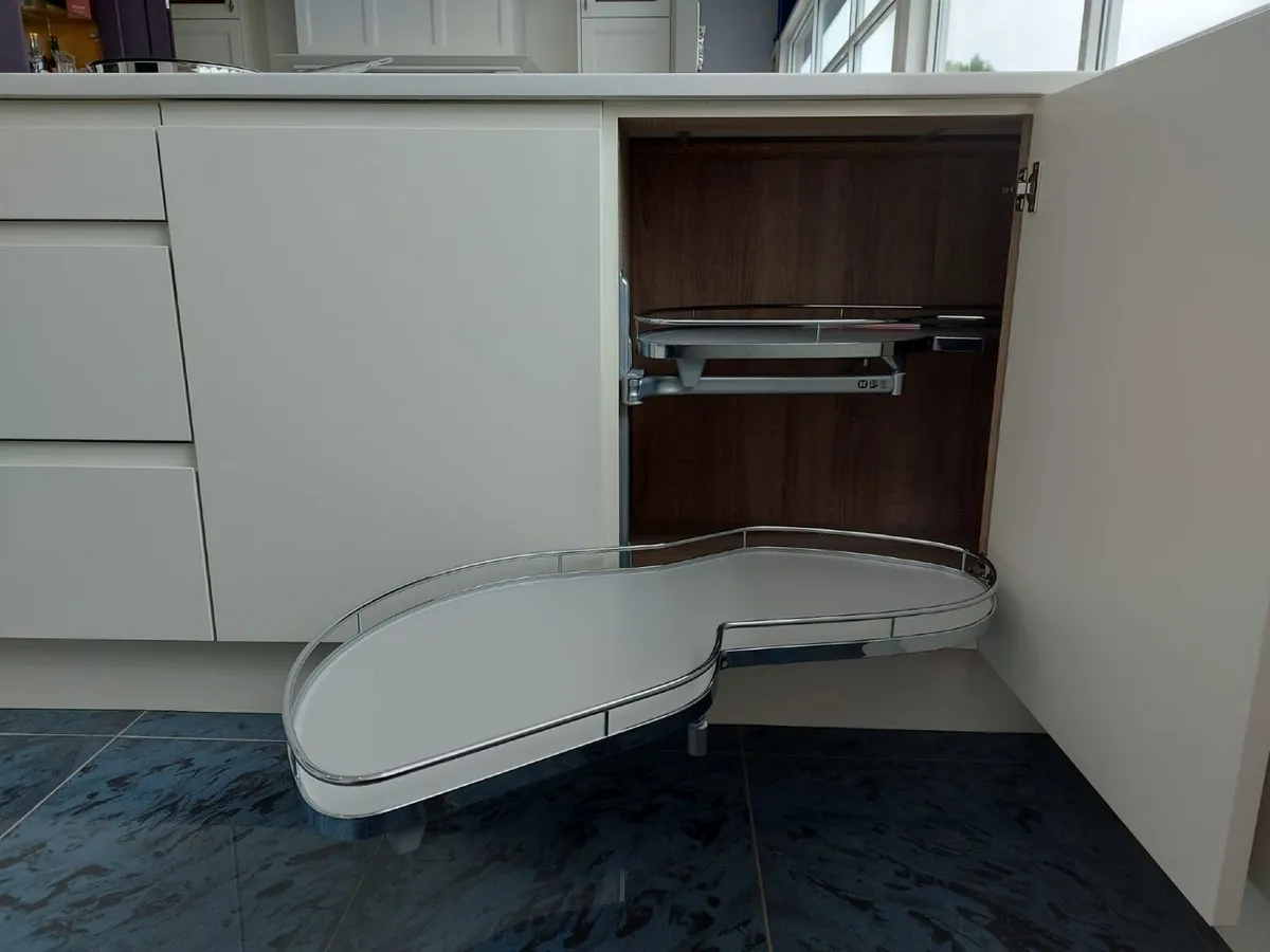 Kitchen showroom display - Image 4