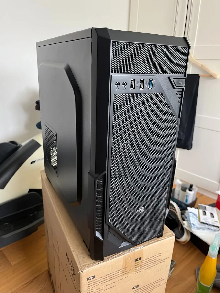 AeroCool VS-1 mid tower case / Used