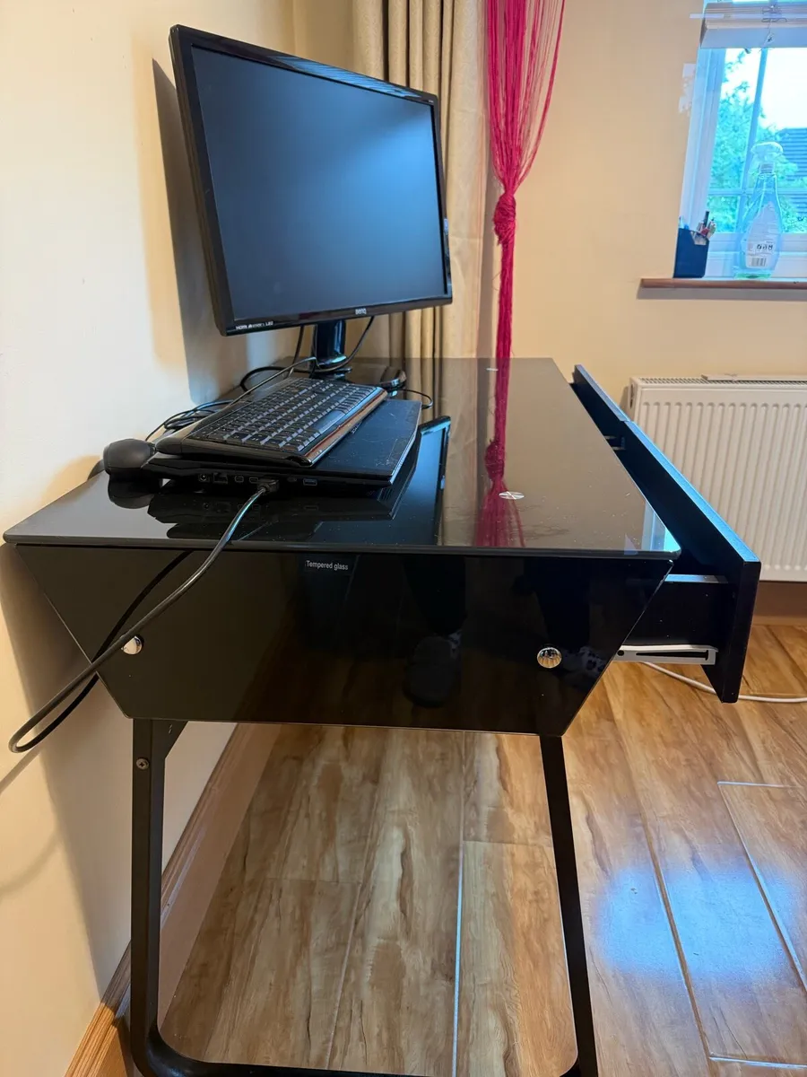 Computer table - Image 1
