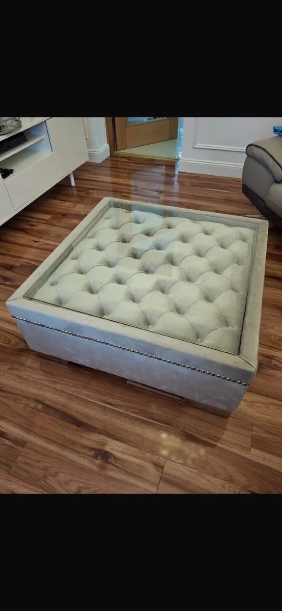 Grey velvet pouf with glass top & chrome legs - Image 2