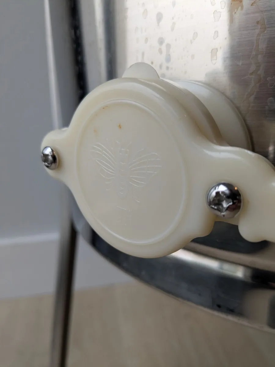 8 Frame Manual Radial Honey Extractor - Image 4
