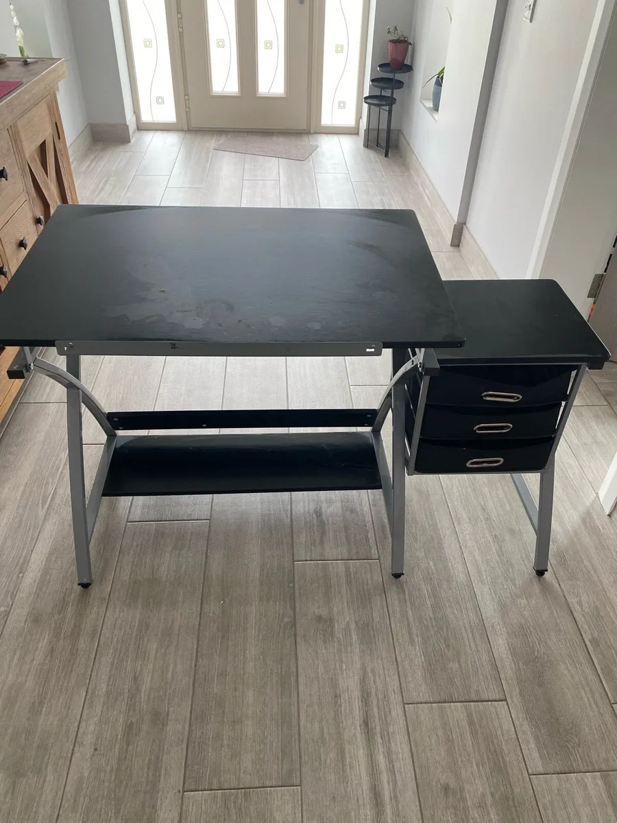 Art table - Image 1