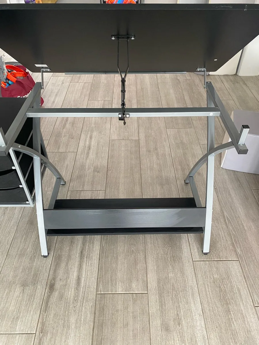 Art table - Image 4