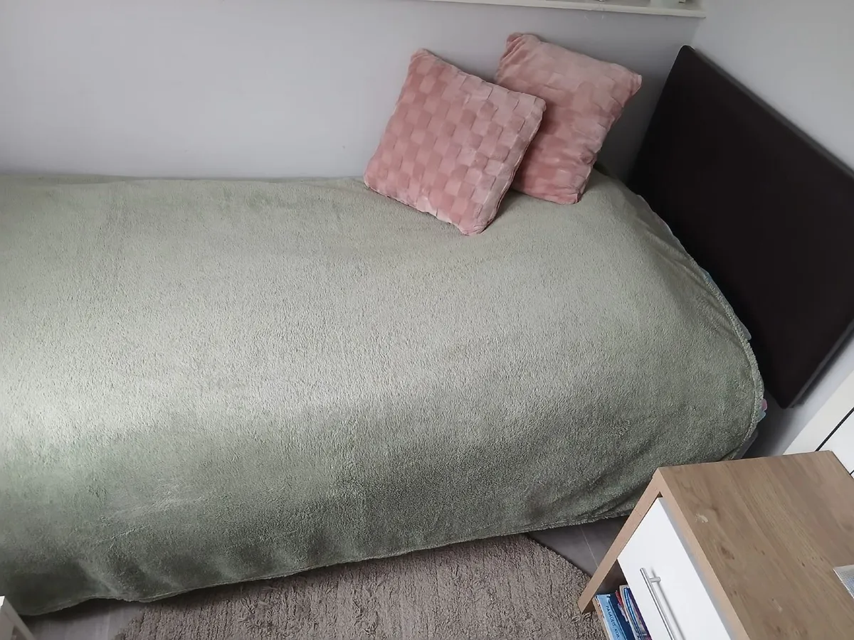 Single bed - Image 1