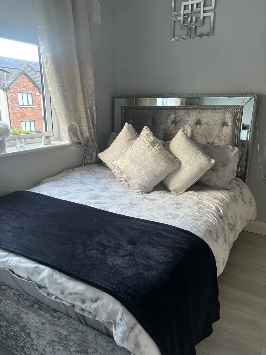 Bed frame - Image 1